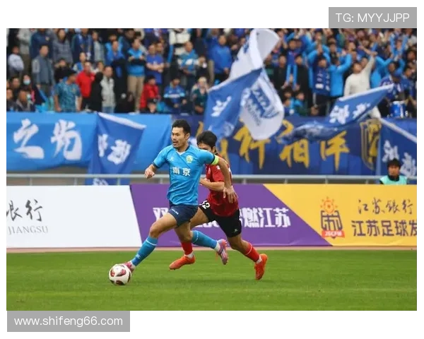 南京足球队与上海足球队赛后状态分析与复盘探讨